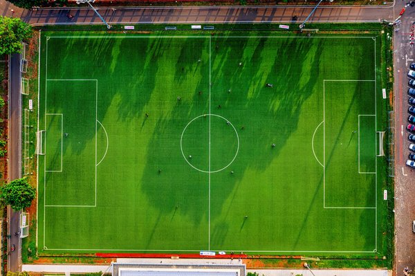 Terrain de football : pourquoi choisir des dalles clipsables ?